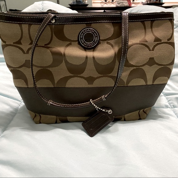 Coach bag like new, apprx. 12x8”, MINT condition - Picture 2 of 4